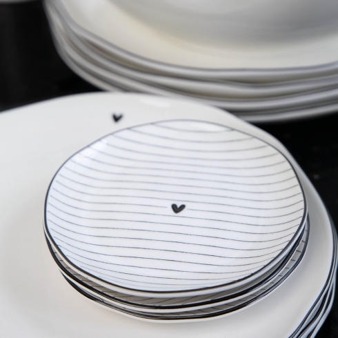 Kleiner Teller "Side Plate White or Stripes with Heart in black" von Bastion Collections