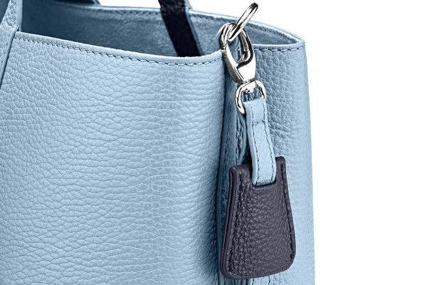 Handtasche "MARTE" genarbtes Leder / hellblau/nachtblau – silber von KEINE SCHWESTER
