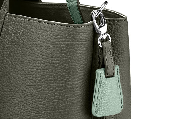 Handtasche "MARTE" genarbtes Leder / waldgrün/mint – silber von KEINE SCHWESTER